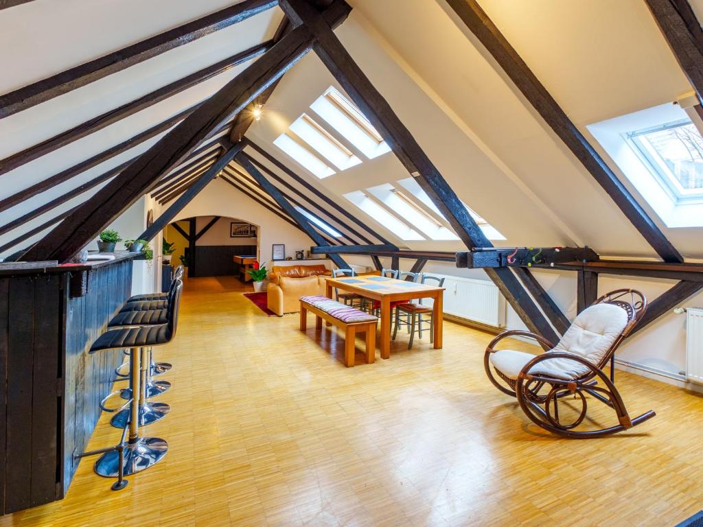 ein Loft mit einem Tisch und Stühlen in einem Zimmer in der Unterkunft Urban Living unter den Dächern der Göttinger Altstadt in Göttingen