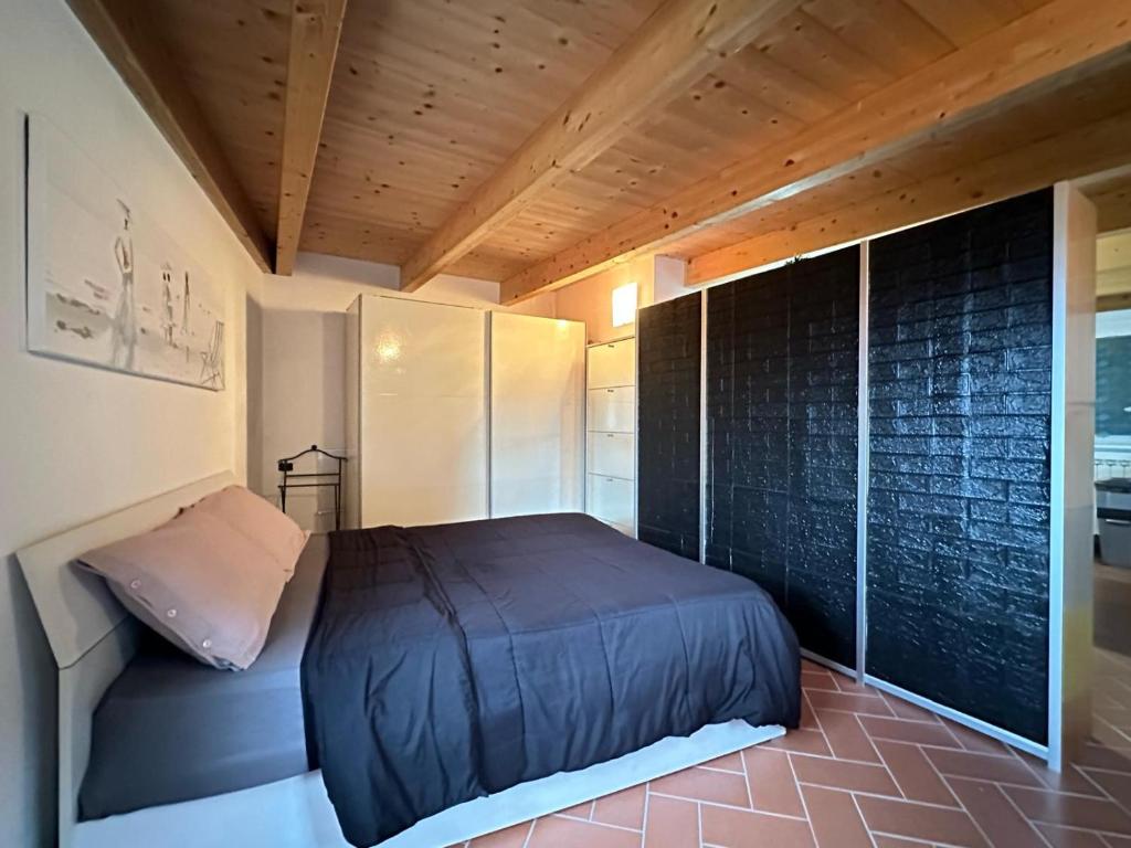 een slaapkamer met een bed en een houten plafond bij La Spezia stazione centrale 5 terre - LOFT in La Spezia