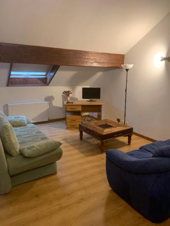 un salon avec un canapé et une table dans l'établissement Cedric, à Bassy