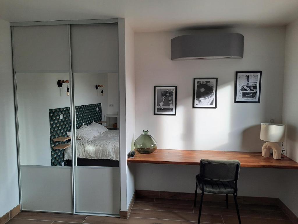 Letto o letti in una camera di Petit coin de paradis, calme et confort garantie ! Chambre indépendante dans une dépendance !