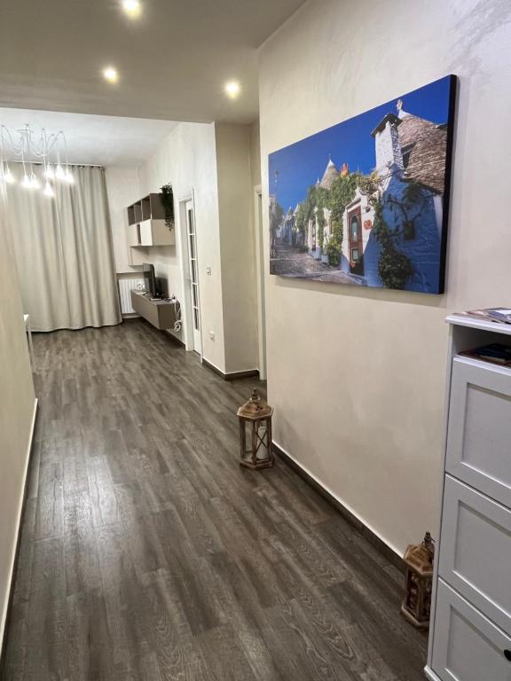 salon z dużym obrazem na ścianie w obiekcie Home Chiara w mieście Bari