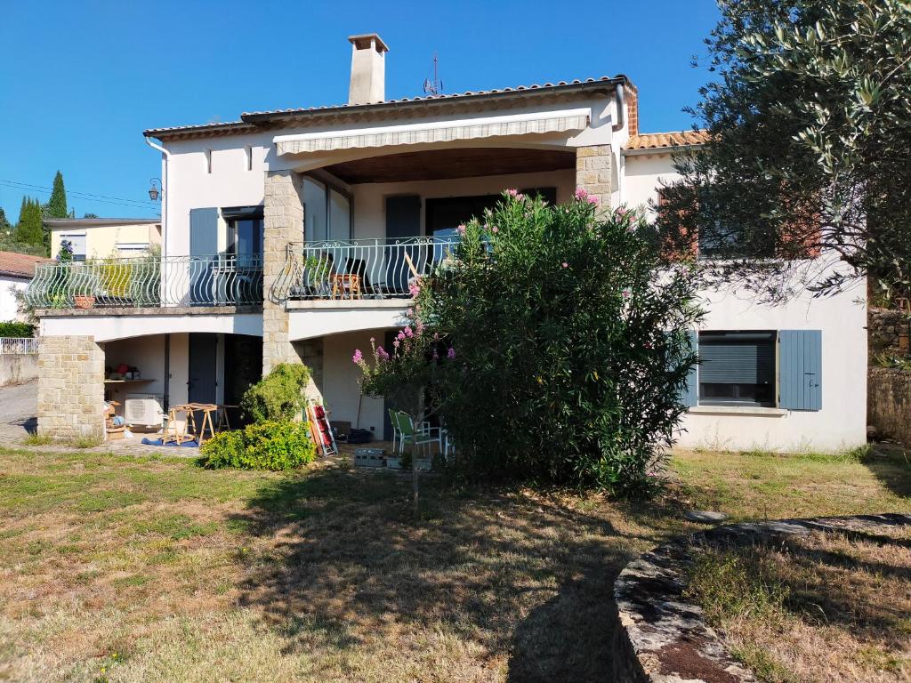 una gran casa blanca con un gran patio en Le gîte du colombier, en Les Vans