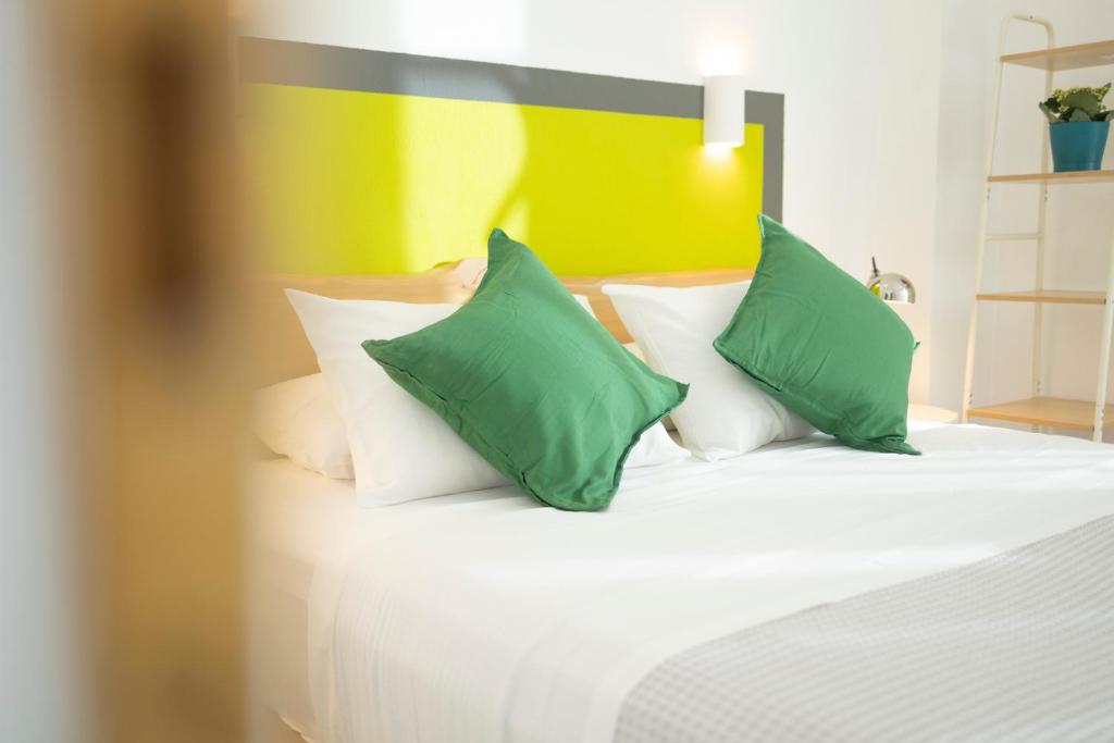 Postel nebo postele na pokoji v ubytování KIMIA Guest House