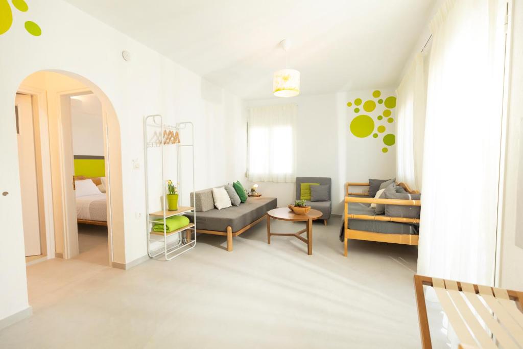 斯基亞索斯鎮的住宿－KIMIA Guest House，客厅配有沙发和1张床