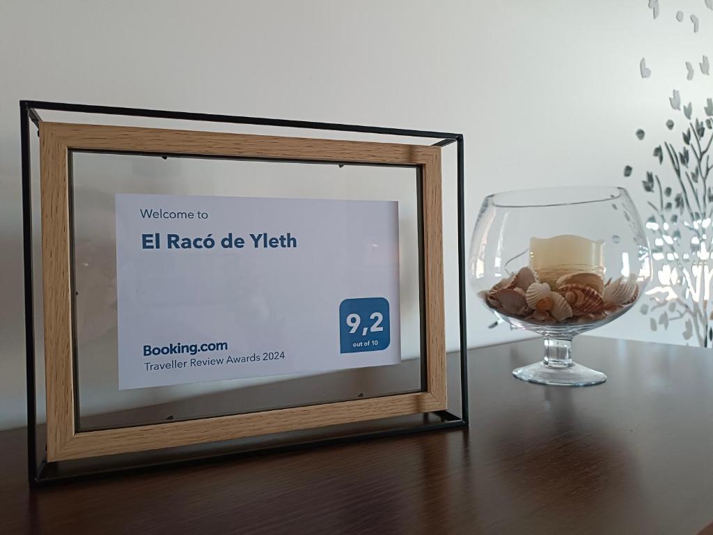 El Racó de Yleth في ديلتيبري: صورة لكأس النبيذ مع وجود شمعة فيه