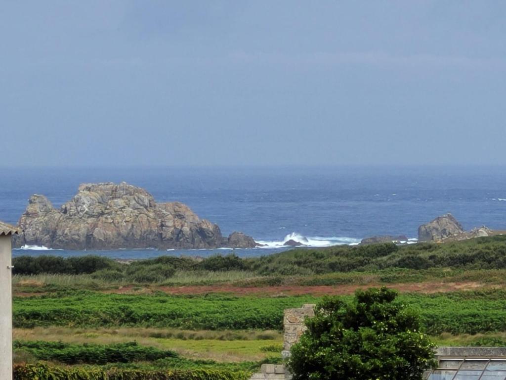 Una vista del océano desde una casa en Chez Fanch, en Lampaul