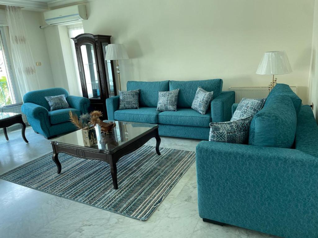 Posezení v ubytování Khalda Renovated 3 Bedroom Apartment