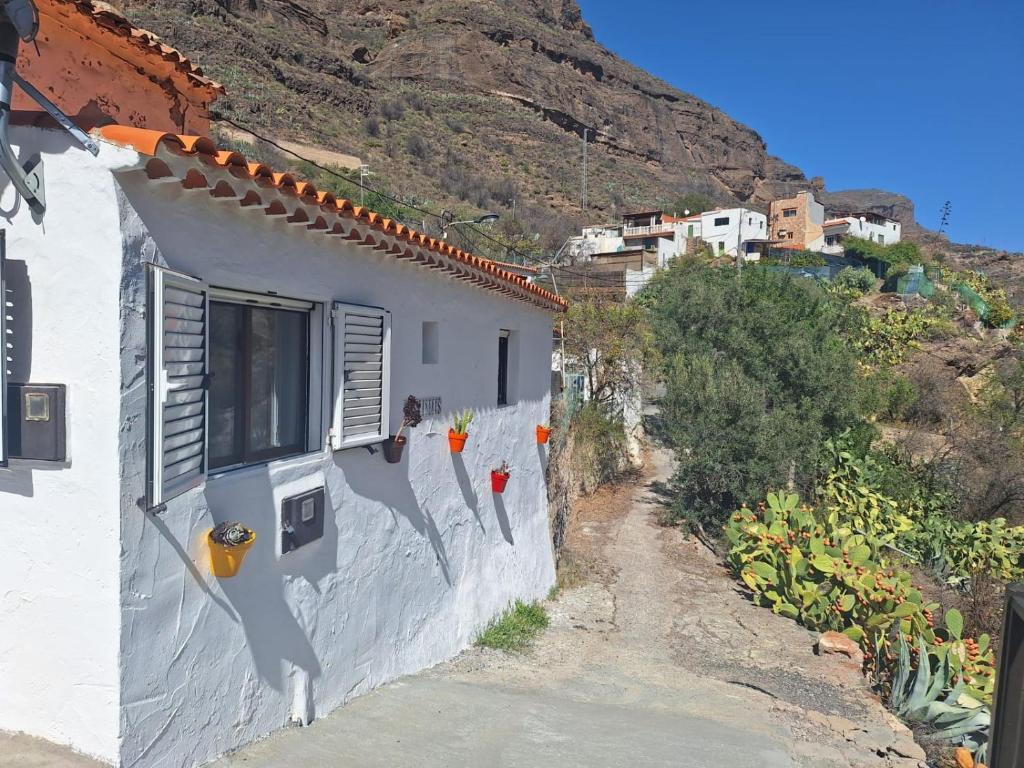 a building with a painting on the side of it at Casa Rural LOS PINARES El Juncal de TEJEDA in Tejeda