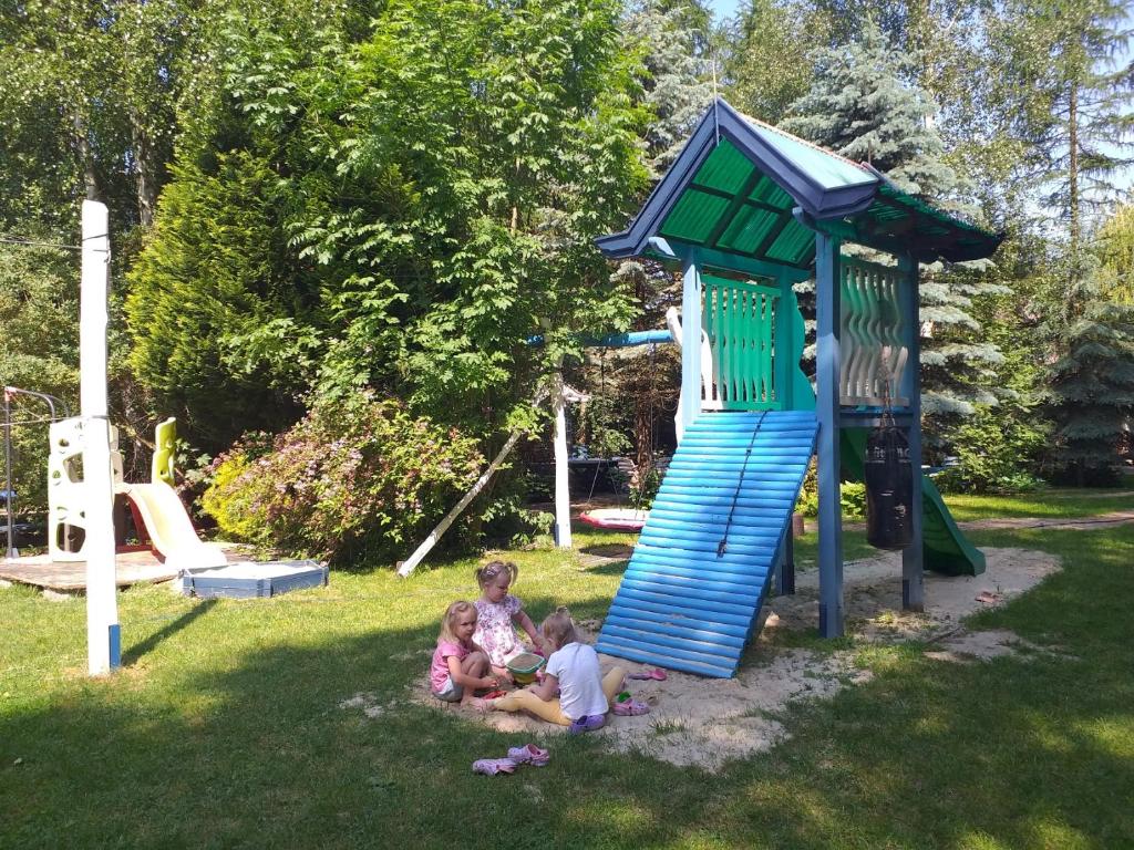 Fotografia z galérie ubytovania Tulipanek - domek letniskowy z ogródkiem v destinácii Stegna