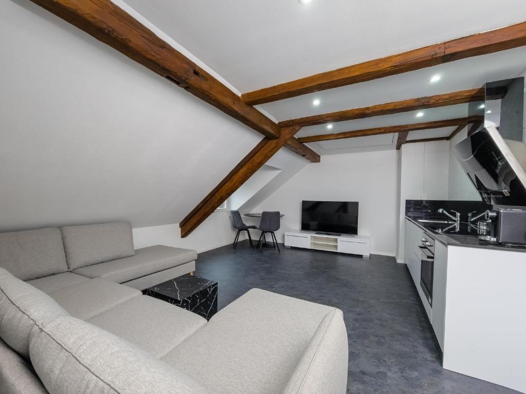 sala de estar con sofá y cocina en Kirchweg 22 8750 Glarus en Glarus