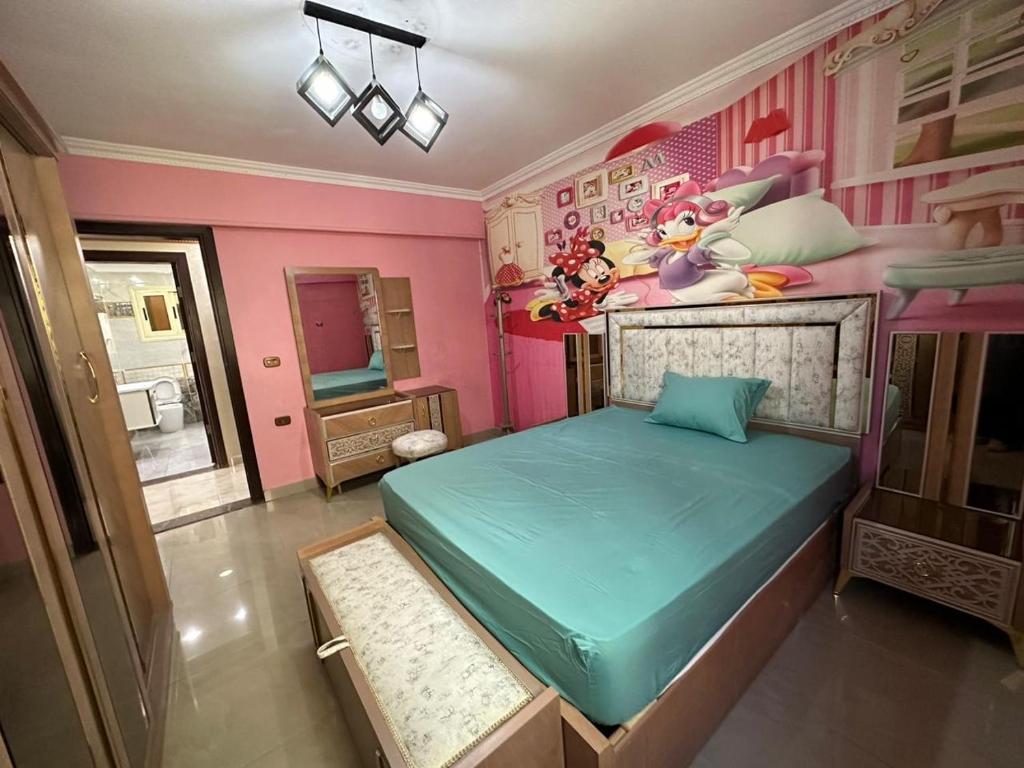 ein Schlafzimmer mit einem Bett in einem rosa Zimmer in der Unterkunft Palace Luxury Rooms in Kairo
