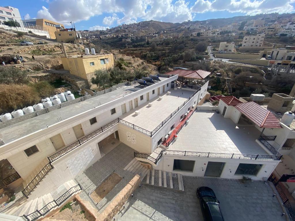 Et luftfoto af Petra Karam Hotel