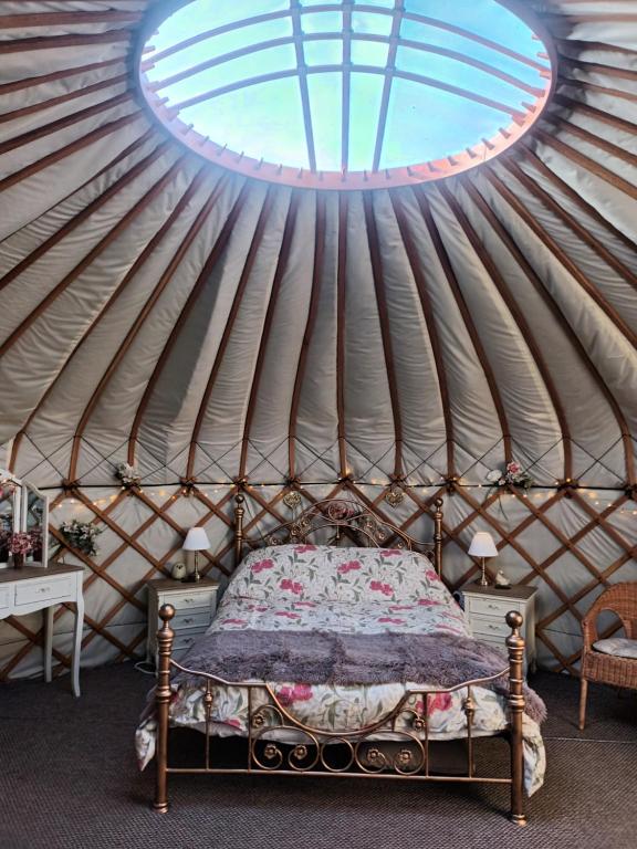 イースト・デアハムにあるGingerbread Cottage Yurtsのベッドルーム(パオのベッド付)