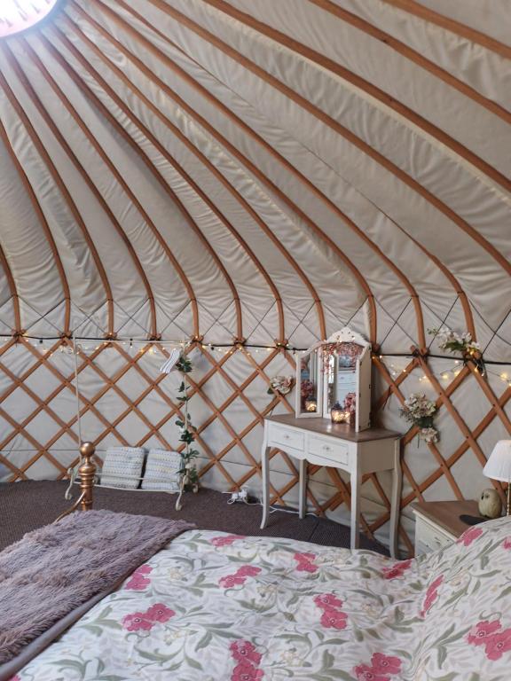 Postel nebo postele na pokoji v ubytování Gingerbread Cottage Yurts