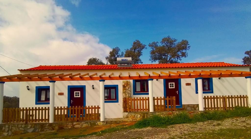 サン・ルイスにあるVALE DE GAIOS - CASARÃO by Stay in Alentejoの赤屋根の小さな白い家