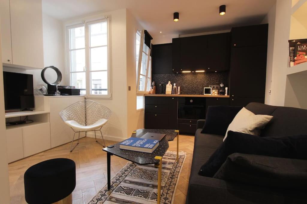 - un salon avec un canapé et une table dans l'établissement Joli studio Paris Le Marais - 1'min Rambuteau Station, à Paris