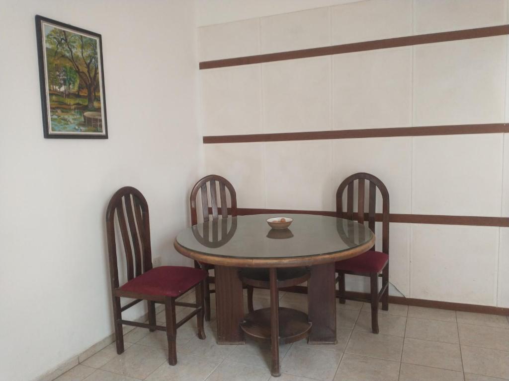 una mesa con tres sillas y un tazón en ella en Alojamiento Boj en Deán Funes
