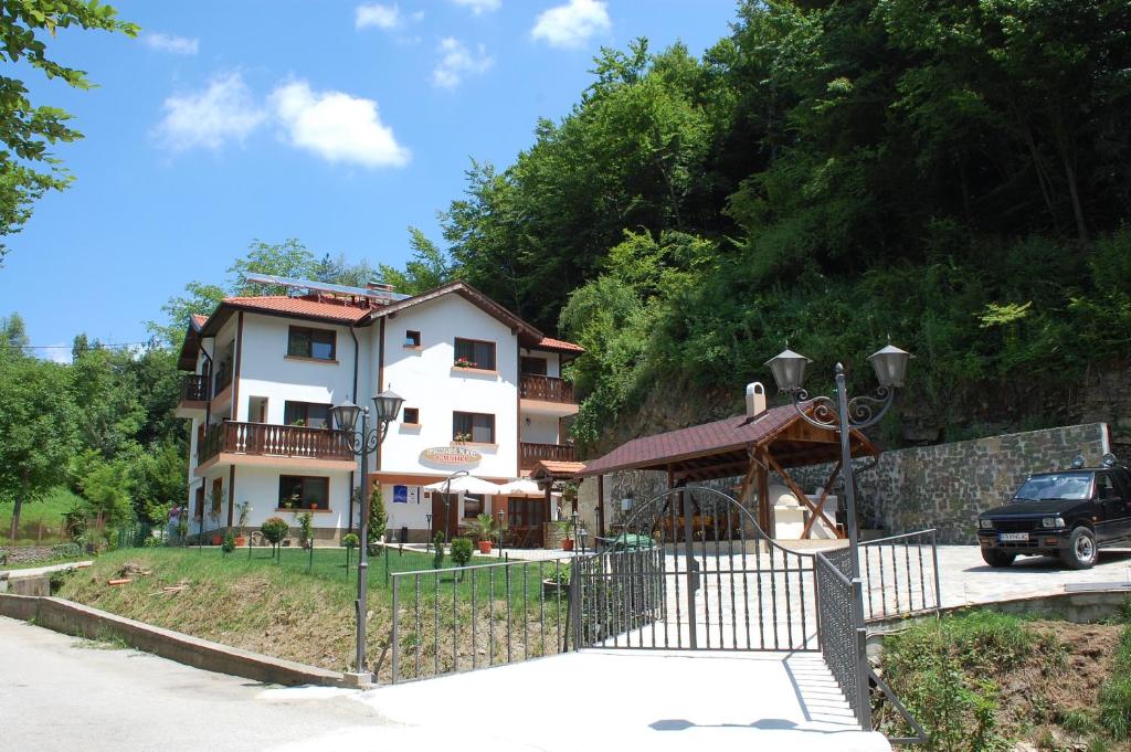 The building in which a vendégházakat is located