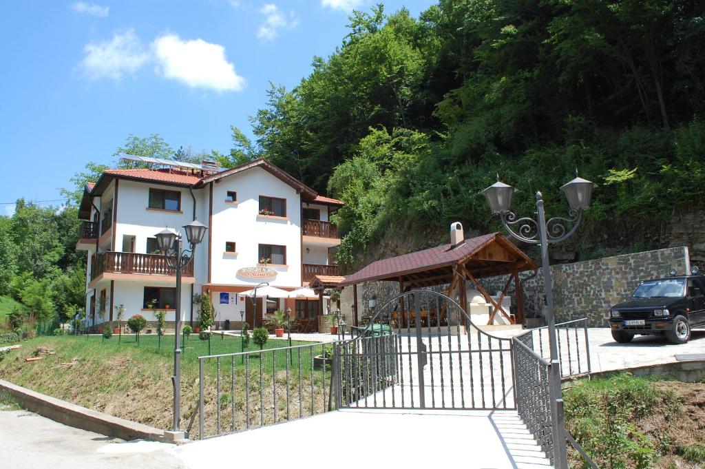 The building in which a vendégházakat is located