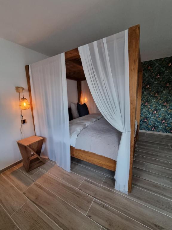 Postel nebo postele na pokoji v ubytování Le Cocoon - Jacuzzi, Sauna et Piscine privée