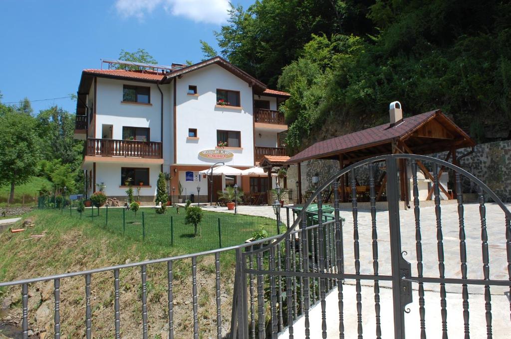 The building in which a vendégházakat is located