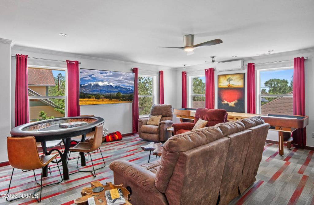 un soggiorno con un divano e un tavolo di 303 BnB Inn Flagstaff a Flagstaff