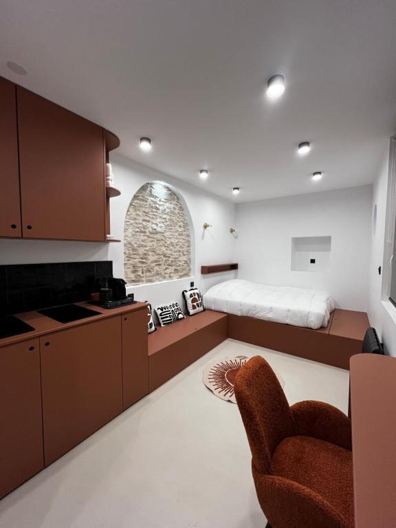 une chambre avec un lit et une cuisine avec une table dans l'établissement The Studio Family - Le Terracotta, à Dijon