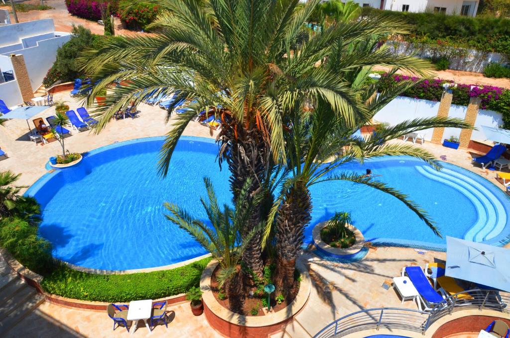 una vista aérea de una gran piscina con palmeras en Golden Beach Appart'hotel, en Agadir