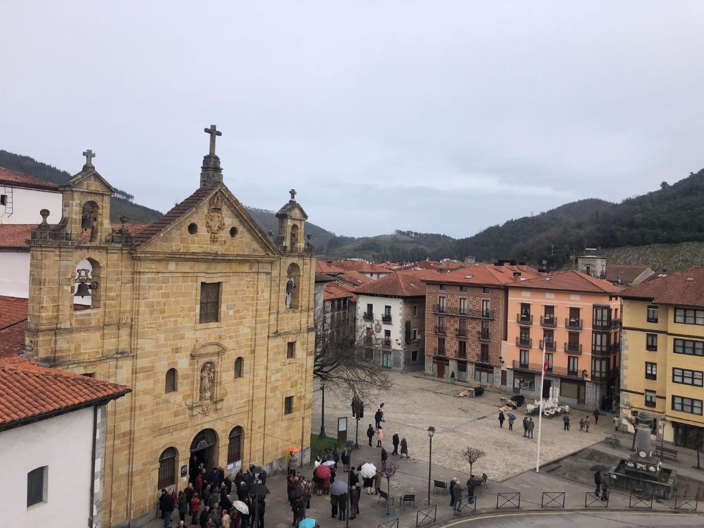 a group of people standing outside of a church at Dúplex Markina Xemein in Marquina