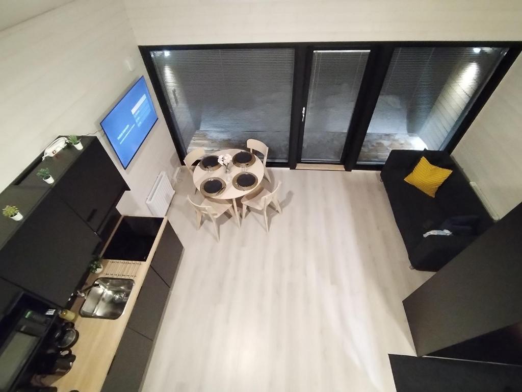 an overhead view of a living room with a table and a couch at New cabin in Iso-syöte. Luokki 2 in Syöte