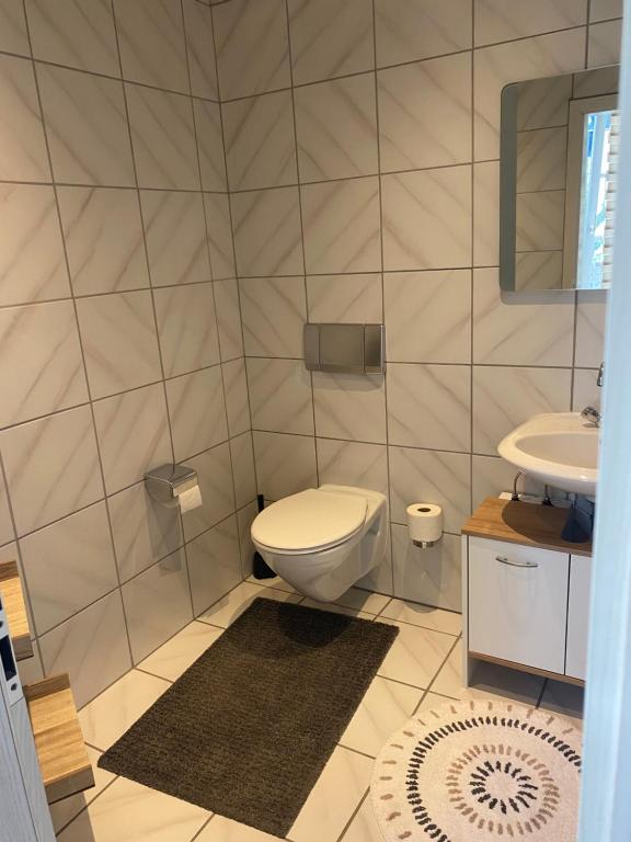 Kylpyhuone majoituspaikassa Ferienwohnung Königsstraße mit Waschmöglichkeit, ohne Dusche