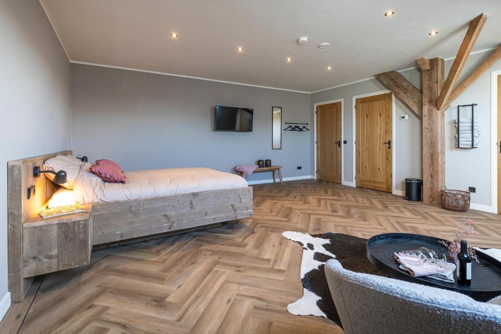 een slaapkamer met een bed en een open haard. bij Jantje Slot Hoeve in Oosterzee