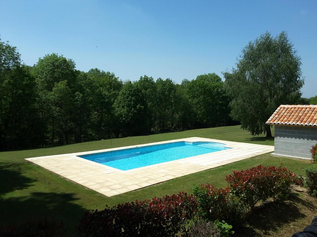 una piscina en medio de un patio en Holiday Gites in Dordogne are two charming, spacious gites offering privacy and tranquillity for that perfect get away holiday, en Lamothe