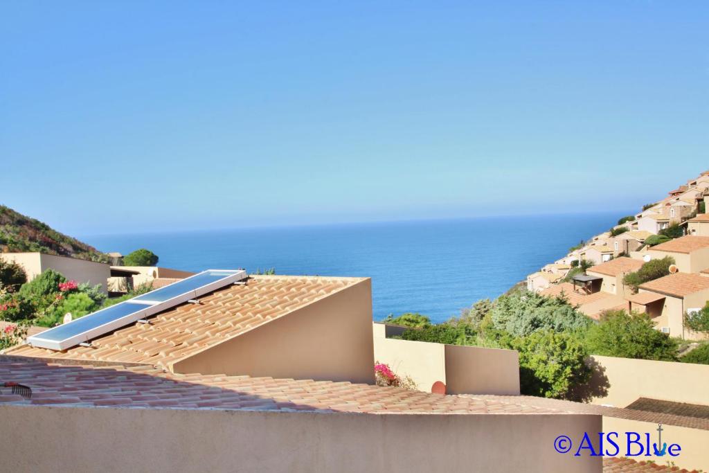 una vista del océano desde el techo de una casa en C1. Comfort apartment, clima, shared swimming pool, en Costa Paradiso