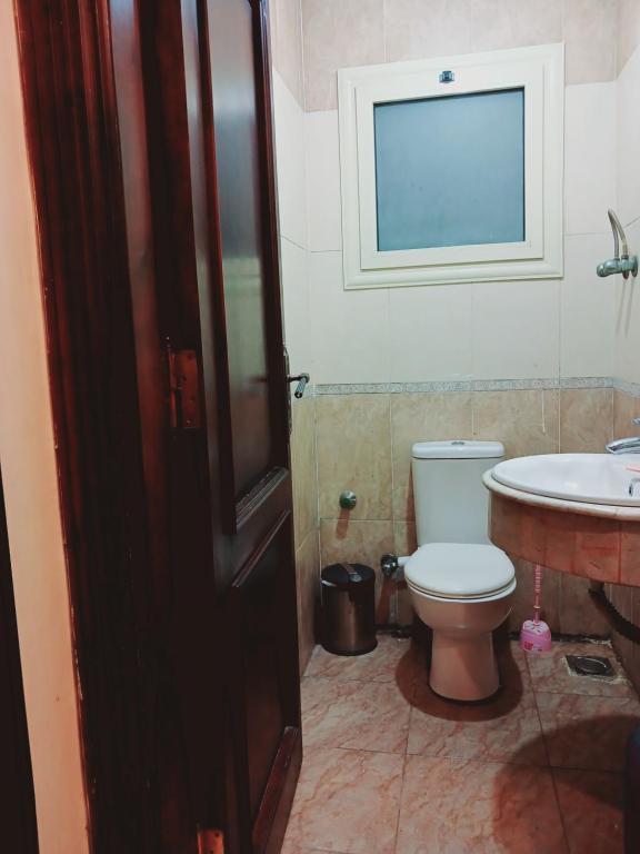 een badkamer met een toilet en een wastafel bij Pyramids veiw in ‘Ezbet `Abd el-Ḥamîd