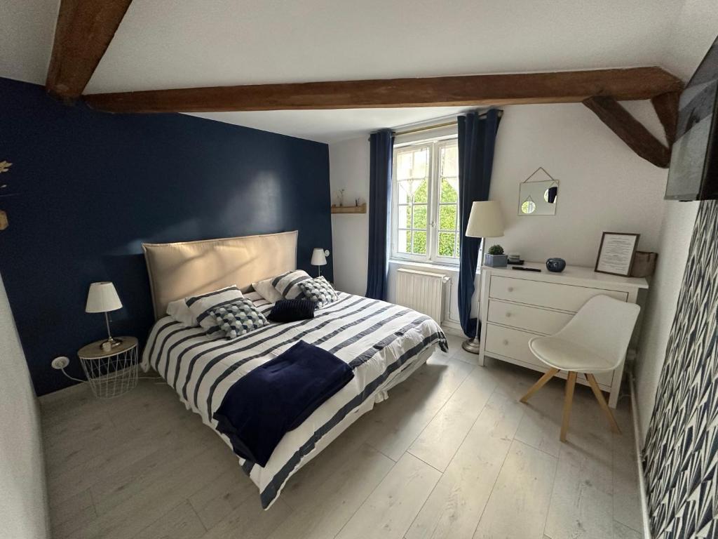 a bedroom with a bed and a chair and a window at 2 chambres, 4 a 6 voyageurs en centre ville, à 5 mins du zoo in La Flèche