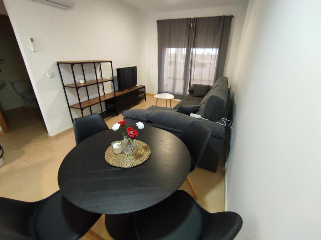 sala de estar con mesa negra y sillas en Easy Rent Management 292 en Roldán