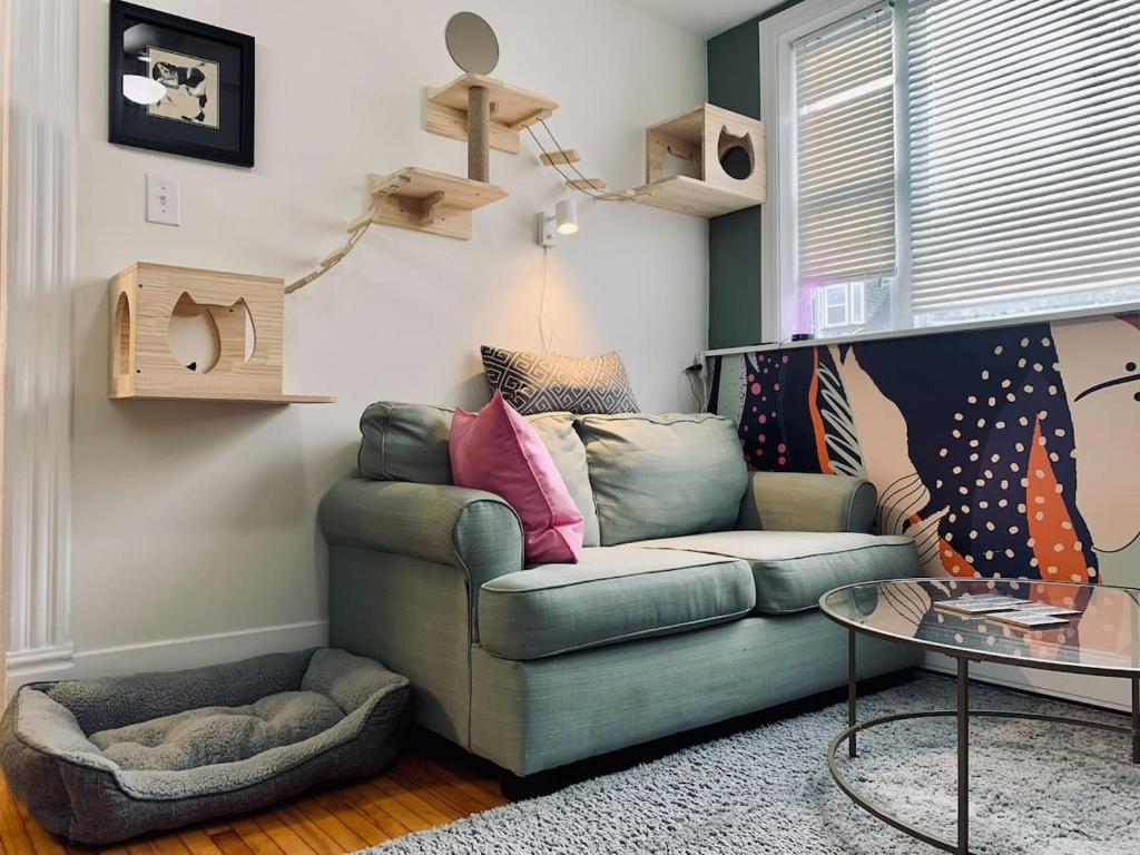 uma sala de estar com um sofá e uma mesa em Ultimate Pet-friendly Studio #1, Patio em Halifax