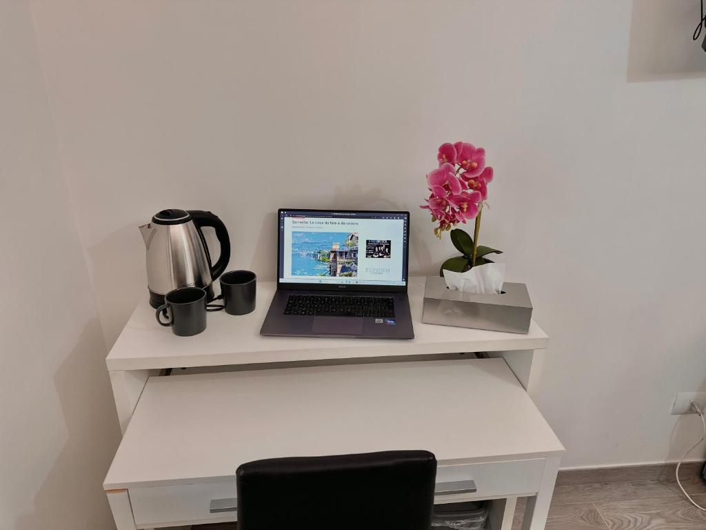 Příslušenství pro přípravu čaje a kávy v ubytování Room Center Sorrento Baby