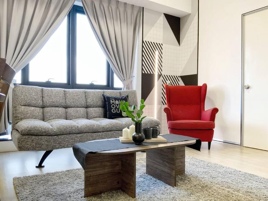 ein Wohnzimmer mit einem Sofa und einem roten Stuhl in der Unterkunft REVO Aurora @ Pavilion Bukit Jalil Kuala Lumpur in Kuala Lumpur