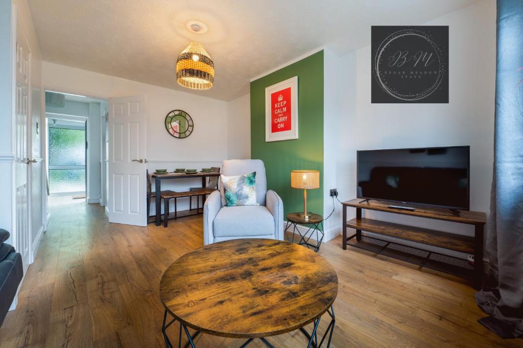 a living room with a table and a tv at Popular Contractor 2-Bed House in Lincoln in Lincoln