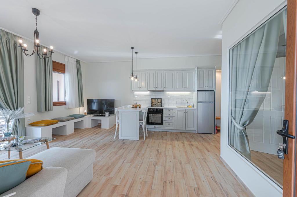 Kuchyň nebo kuchyňský kout v ubytování Paralio Astros Beachfront Suites