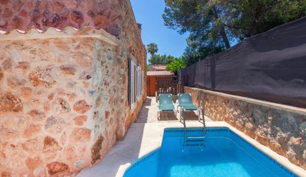 בריכת השחייה שנמצאת ב-Casa Piedra Mallorca או באזור