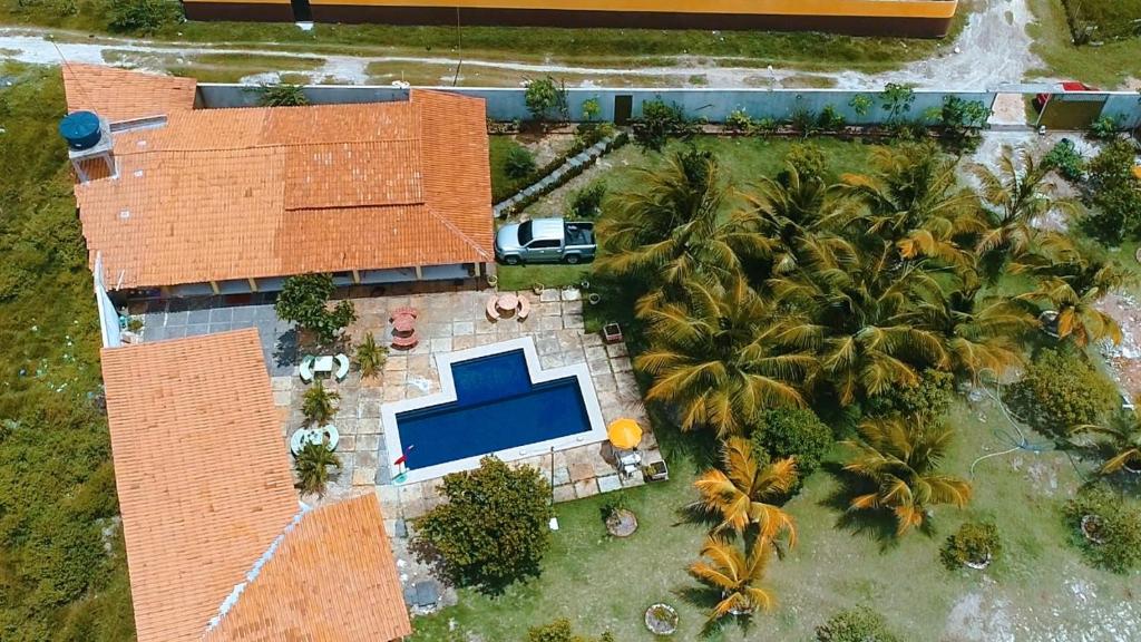 una vista aérea de una casa con piscina en Pousada Sitio Sossego dos Lençóis, en Barreirinhas
