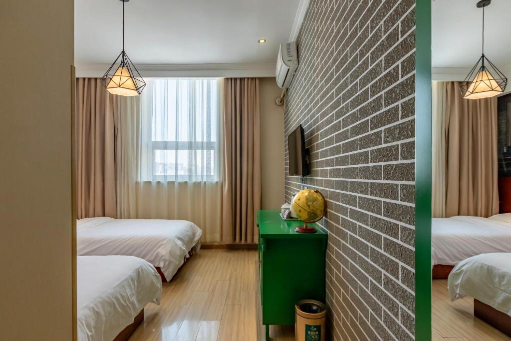 Happy Dragon Alley Hotel-In the city center with big window&free coffe laundry Fluent English speaking,Tourist attractions ticket service&food recommendation,Near Tian Anmen Forbiddencity,Near Lama temple,Easy to walk to NanluoAlley&Shichahai - 