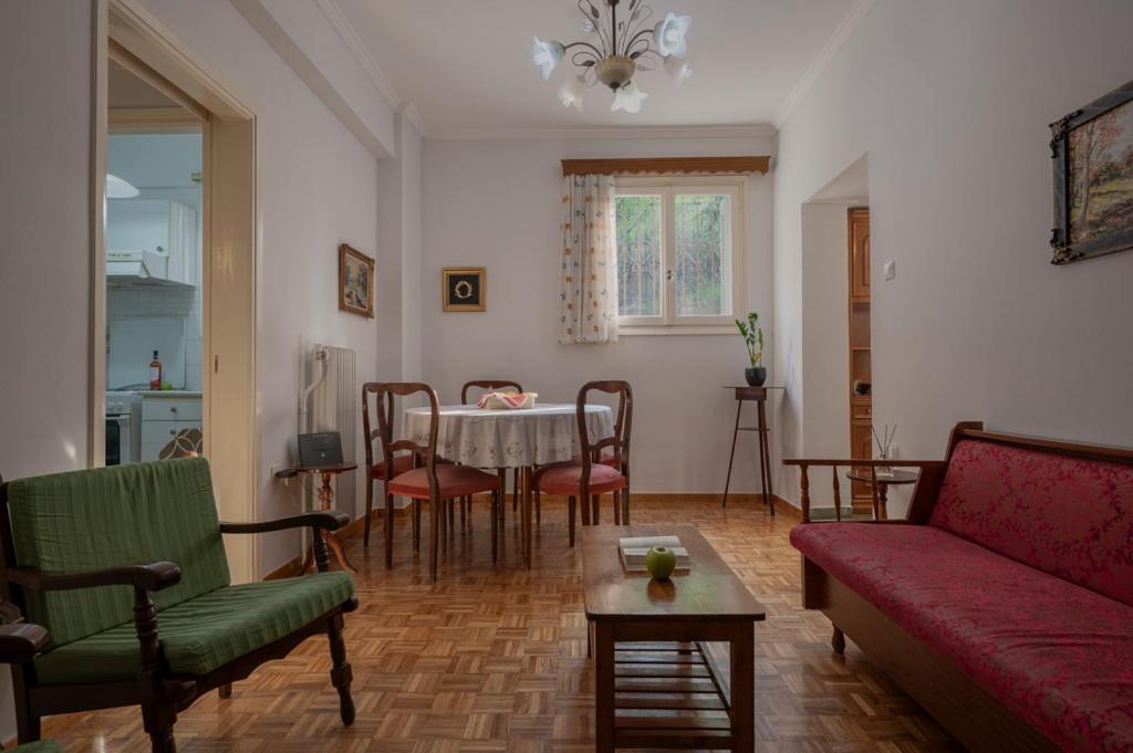 ΔΙΠΛΑ ΣΕ ΜΕΤΡΟ , ΚΟΝΤΑ ΣΤΗΝ ΑΚΡΟΠΟΛΗ
