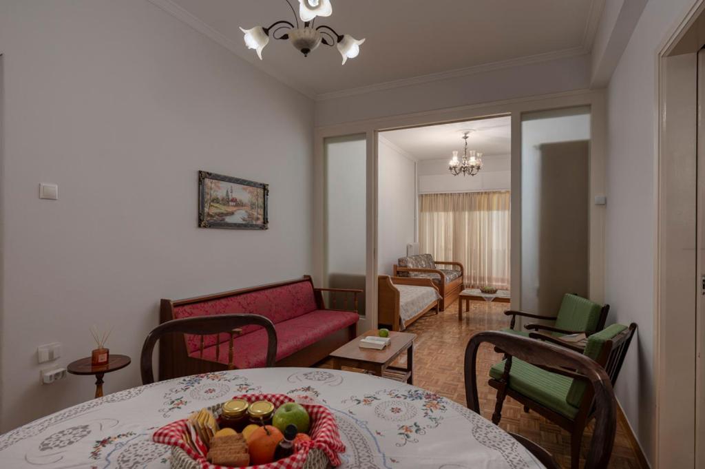 a living room with a table with a bowl of fruit on it at ΔΙΠΛΑ ΣΕ ΜΕΤΡΟ , ΚΟΝΤΑ ΣΤΗΝ ΑΚΡΟΠΟΛΗ in Athens