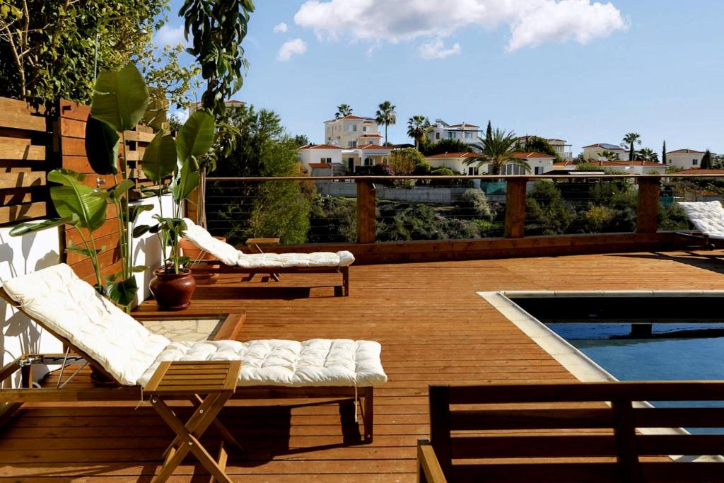 Bazén v ubytování Villa Aura - Villa in Peyia nebo v jeho okolí