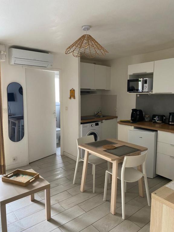 Kuchyň nebo kuchyňský kout v ubytování Studio à 20m de la plage