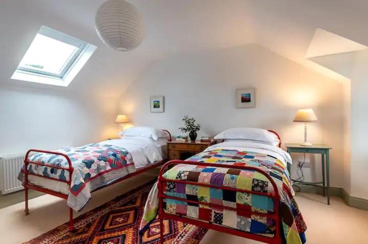 Postel nebo postele na pokoji v ubytování Kenmare Pier Cottage